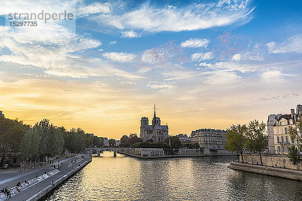 Die Seine und Notre-Dame  Paris  Frankreich