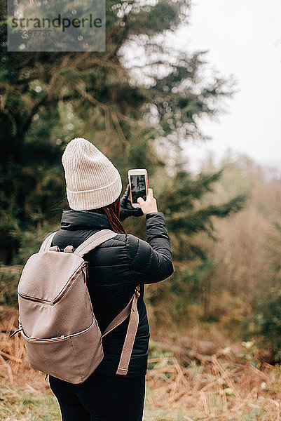 Trekker beim Fotografieren  Trossachs Nationalpark  Kanada