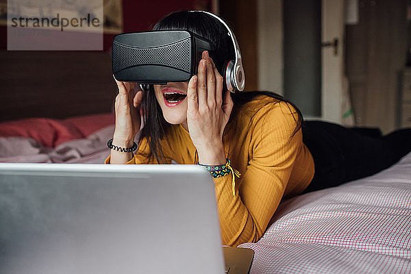 Frau benutzt VR-Headset am Bett