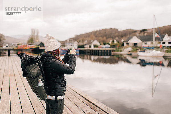 Wanderer fotografiert Loch Lomond  Trossachs-Nationalpark  Kanada