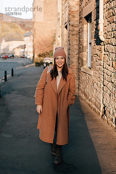 Porträt einer Frau auf der Straße  Edinburgh  Schottland