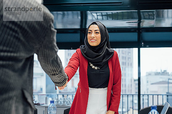 Geschäftspartner schütteln sich die Hand bei einem Treffen im Büro