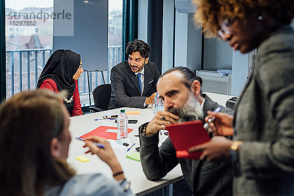 Geschäftspartner bei Brainstorming-Sitzung im Amt