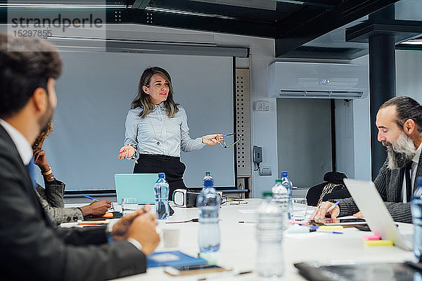 Geschäftspartner bei Brainstorming-Sitzung im Amt