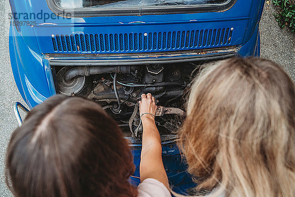 Freunde reparieren abgewürgtes Auto
