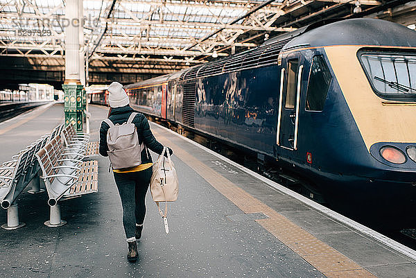 Frau geht am Bahnsteig zum Zug  Edinburgh  Schottland