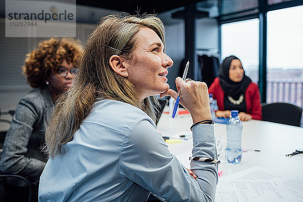 Geschäftspartner bei Brainstorming-Sitzung im Amt