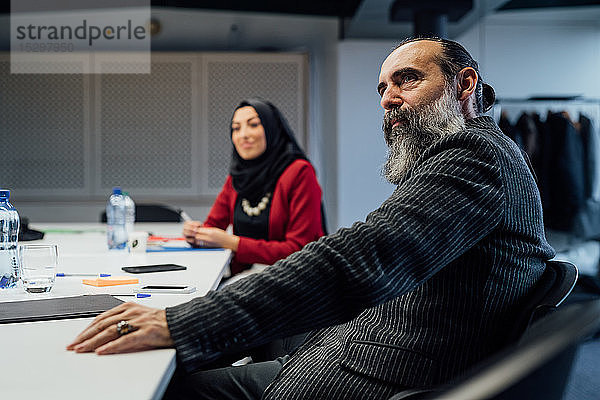 Geschäftspartner bei Brainstorming-Sitzung im Amt