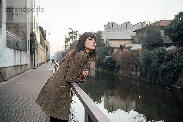 Frau entspannt am Fluss  Mailand  Lombardei  Italien