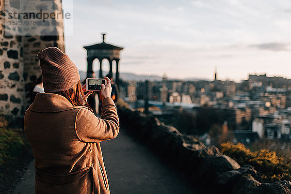 Frau fotografiert von Calton Hill  Edinburgh  Schottland