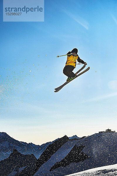 Skifahrer in der Luft  Saas-Fee  Wallis  Schweiz