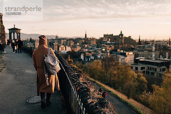 Frau genießt Aussicht von Calton Hill  Edinburgh  Schottland