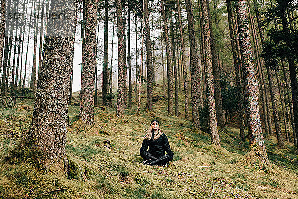 Trekker meditiert im Wald  Trossachs-Nationalpark  Kanada