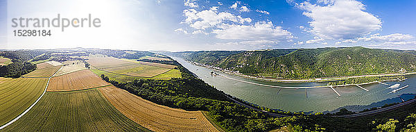 Deutschland  Rheinland-Pfalz  Region Bingen  Henschhausen am Rhein  Panoramablick auf Getreidefelder  Kaub und Schloss Pfalzgrafenstein