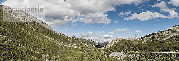 Schweiz  Graubünden  Tiefencastel  Albulatal mit Passstrasse