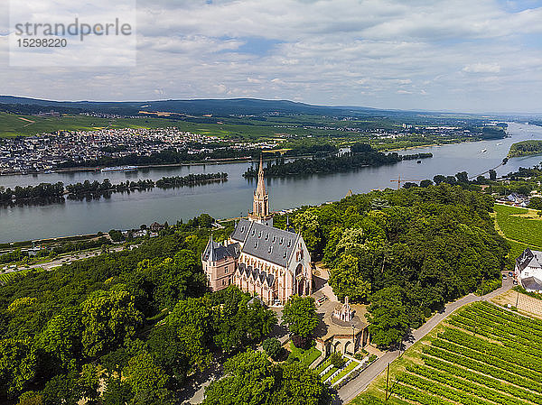 Deutschland  Rheinland-Pfalz  Region Bingen  Rochusberg und Rochuskapelle  Luftaufnahme von Kempen am Rhein und Rüdesheim am Rhein