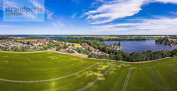 Deutschland  Mecklenburg-Vorpommern  Mecklenburgische Seenplatte  Luftaufnahme von Roebeln und Mueritzsee