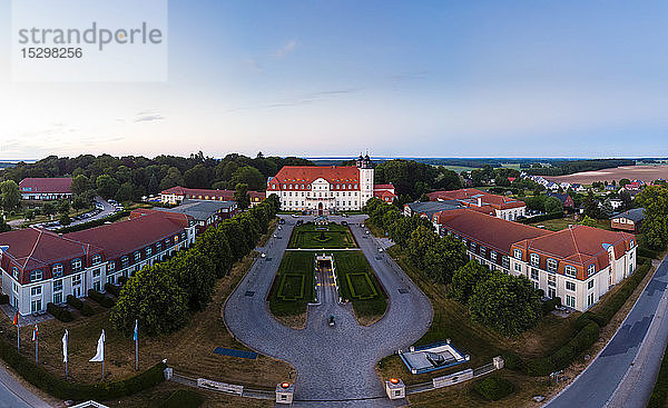 Deutschland  Mecklenburg-Vorpommern  Mecklenburgische Seenplatte  Göhren-Lebbin  Luftaufnahme des Schlosshotels Fleesensee am Abend