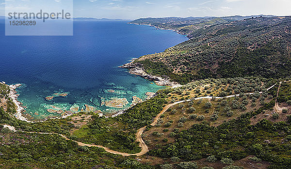 Griechenland  Pilion  Pagasetischer Golf  Sund von Trikeri  Region Volos  Luftaufnahme der Küste Pilion