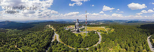 Deutschland  Hessen  Schmitten  Luftaufnahme des Großen Feldbergs  Sendemast und Aussichtsturm  im Hintergrund Oberreifenberg