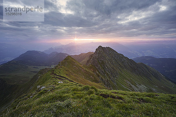 Österreich  Tirol  Inntal  Kellerjoch bei Sonnenaufgang  Wanderer auf Berggipfel