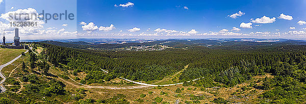 Deutschland  Hessen  Schmitten  Luftaufnahme des Großen Feldbergs  Sendemast und Aussichtsturm  im Hintergrund Oberreifenberg