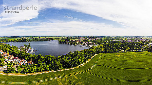 Deutschland  Mecklenburg-Vorpommern  Mecklenburgische Seenplatte  Luftaufnahme von Roebeln und Mueritzsee