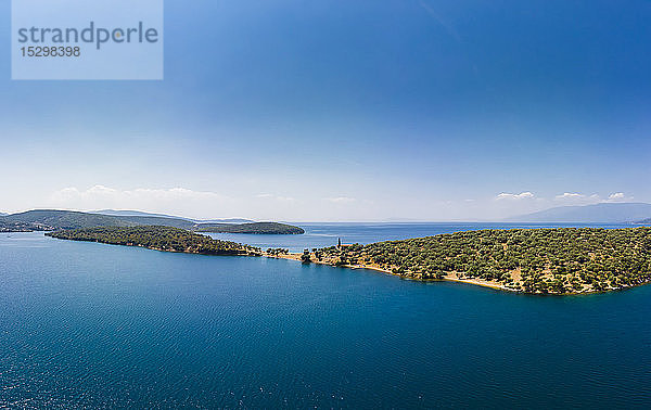 Griechenland  Ägäisches Meer  Pagasetischer Golf  Blick von der Bucht von Milina auf die Insel Alatas