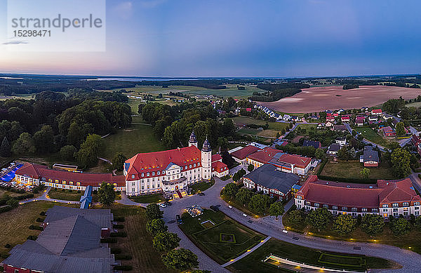 Deutschland  Mecklenburg-Vorpommern  Mecklenburgische Seenplatte  Göhren-Lebbin  Luftaufnahme des Schlosshotels Fleesensee am Abend