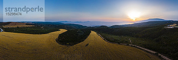 Griechenland  Region Volos  Pagasetischer Golf  Halbinsel Pilion  Luftaufnahme über Getreidefelder zum Sund von Trikeri am Abend