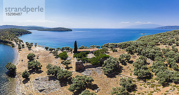 Griechenland  Ägäisches Meer  Pagasetischer Golf  Blick von der Bucht von Milina auf die Insel Alatas  Kloster der Heiligen Vierzig