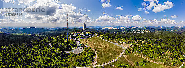 Deutschland  Hessen  Schmitten  Luftaufnahme des Großen Feldbergs  Sendemast und Aussichtsturm  im Hintergrund Oberreifenberg