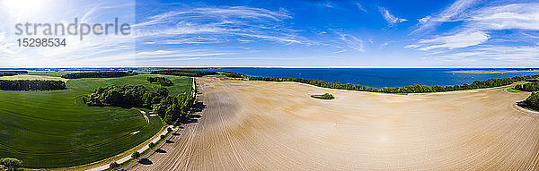 Deutschland  Mecklenburg-Vorpommern  Mecklenburgische Seenplatte  Luftaufnahme Müritzsee und Feld