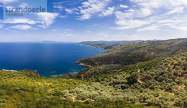 Griechenland  Pilion  Pagasetischer Golf  Sund von Trikeri  Region Volos  Luftaufnahme der Küste Pilion