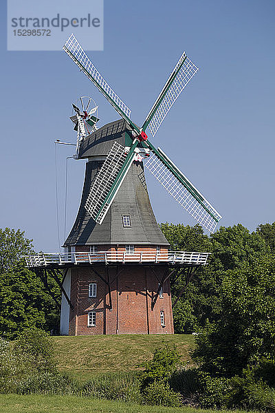 Deutschland  Niedersachsen  Greetsiel  traditionelle Windmühle