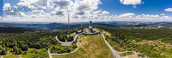 Deutschland  Hessen  Schmitten  Luftaufnahme des Großen Feldbergs  Sendemast und Aussichtsturm  im Hintergrund Oberreifenberg