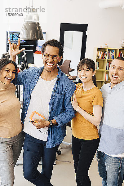 Porträt von Computerprogrammierern  die im kreativen Büro gestikulieren