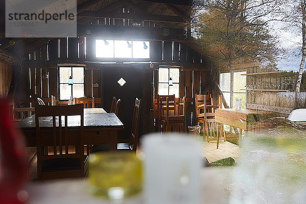 Holzmöbel im Raum durch Fenster gesehen