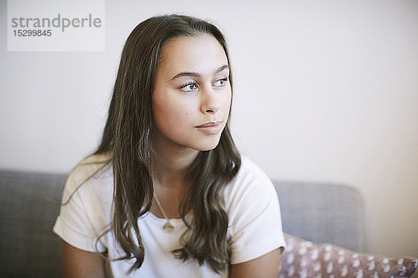 Nachdenkliche Teenagerin sitzt im Wellness-Center