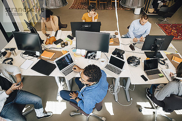 Scharfer Blick auf Geschäftsleute  die Technologien bei der Arbeit am Schreibtisch im Büro nutzen