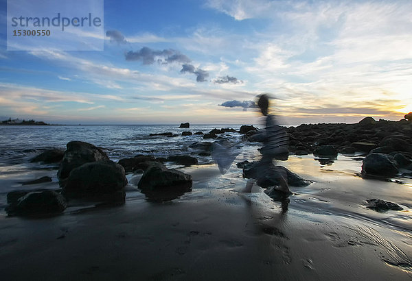Kind spielt am Strand  La Gomera  Kanaren  Spanien  Europa