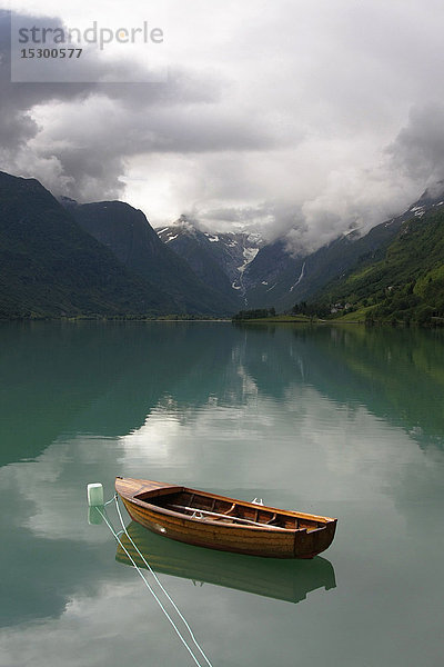 Boot auf einem See  Norwegen  Europa