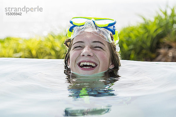 Ein jugendliches Mädchen entspannt sich in einem Schwimmbad