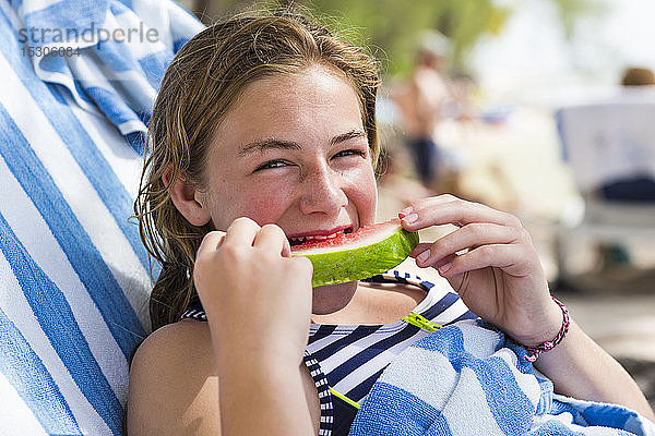 Ein Teenager-Mädchen isst Wassermelone