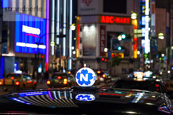 Taxi-Dach und Neonreklame bei Nacht im Bezirk Shinjuku  Tokio  Japan.
