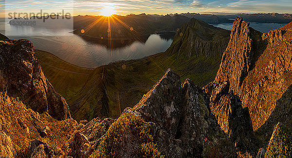 Sonnenaufgang über Bergen & Fjord  Insel Senja  Tromso
