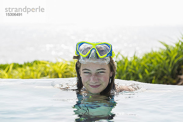 Ein jugendliches Mädchen entspannt sich in einem Schwimmbad