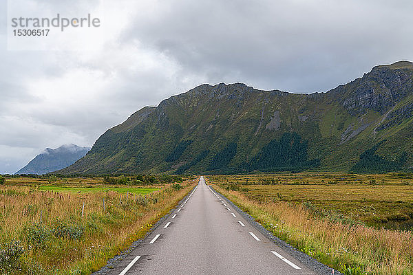 Eine gerade Straße durch die Landschaft auf den Lofoten