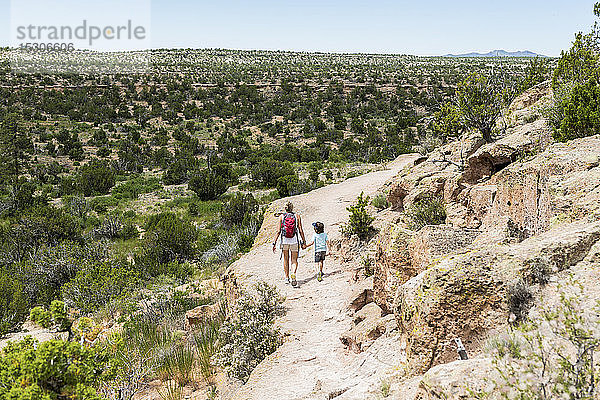 Mutter und ihr 5 Jahre alter Sohn auf einem Pfad in der Wüste von New Mexico