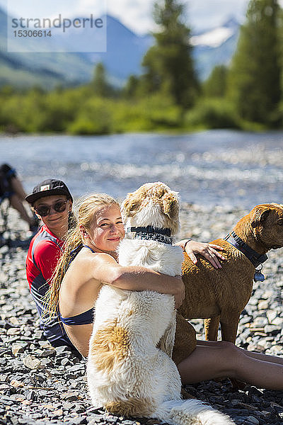 13-jähriges junges Mädchen umarmt ihren Hund  CO  Crested Butte